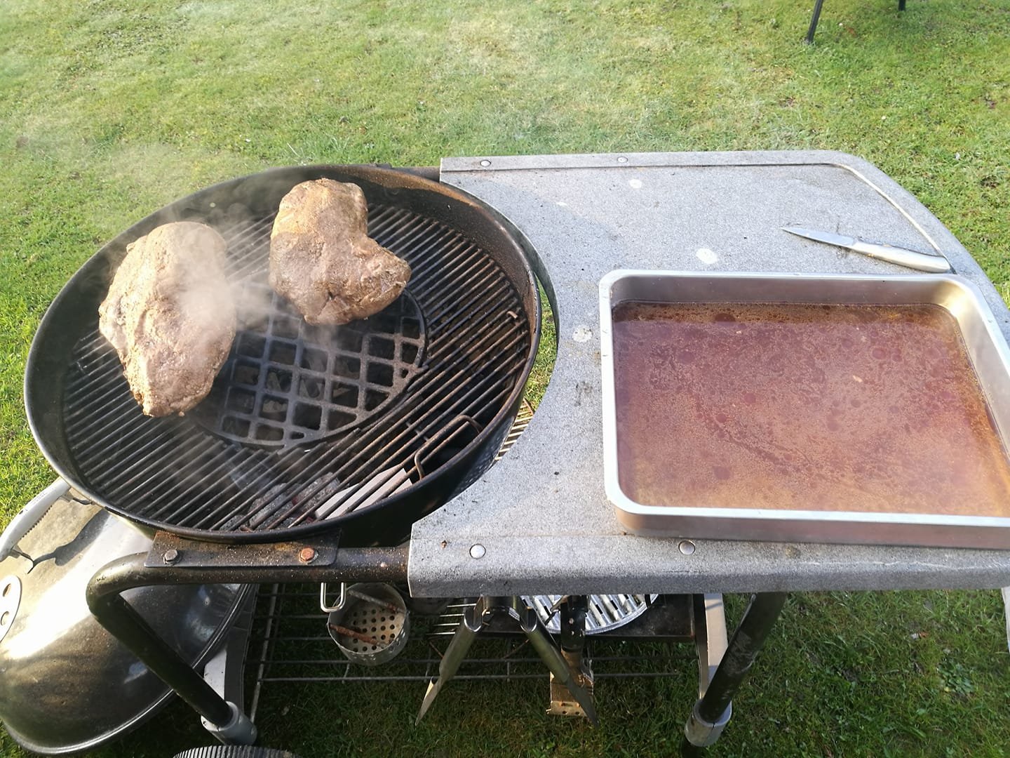 ordentlich Flüssigkeit verloren, dann die 2 Stück auf den Grill, 1 wood chunk drauf, kleiner Minionring