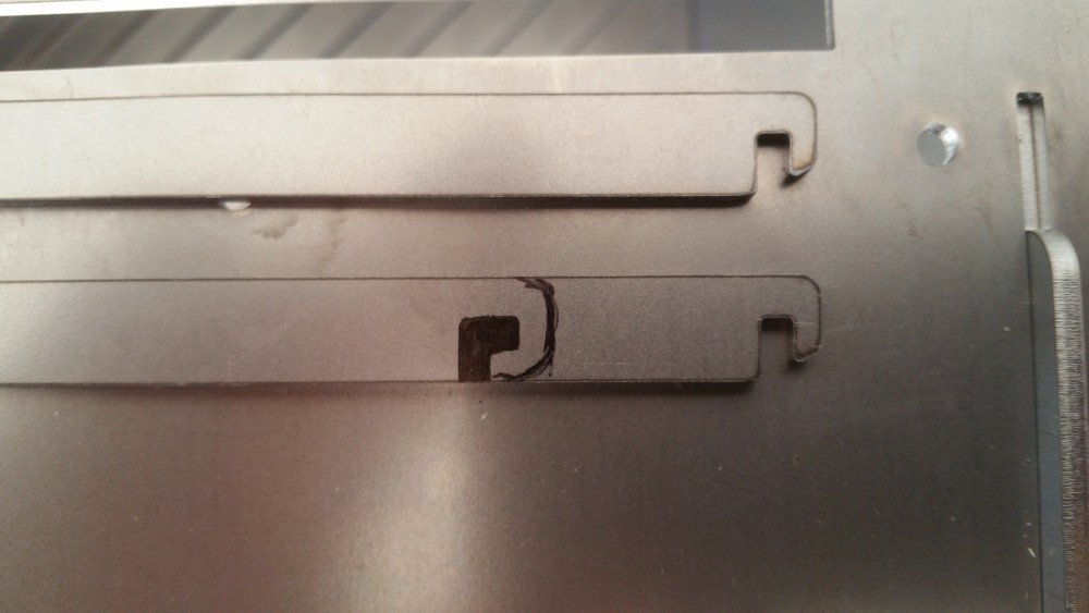 20180606_085109.jpg (521.54 KiB) 37704 mal betrachtet Die Schiene müsste 3.2mm länger werden das der Spalt in die Halterung passt und eingehakt werden kann.